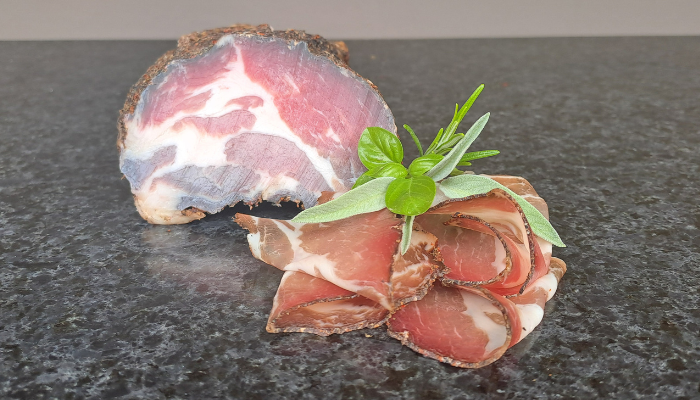 Ambachtelijke Italiaanse Coppa ham van varkensvlees met ui, paprika, oregano en marjolein, gemaakt door Yvonne van de Smaaksymfonie.