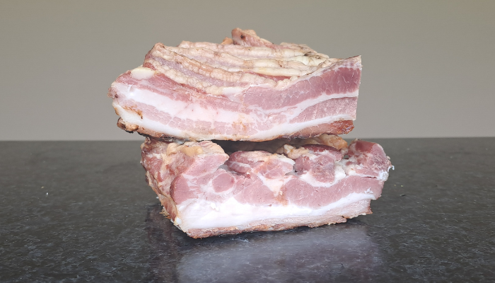 Ambachtelijk licht gerookt ontbijtspek van varkensvlees met maple siroop en rietsuiker – met zorg bereid door Yvonne van de Smaaksymfonie voor een zoet-hartige smaak.