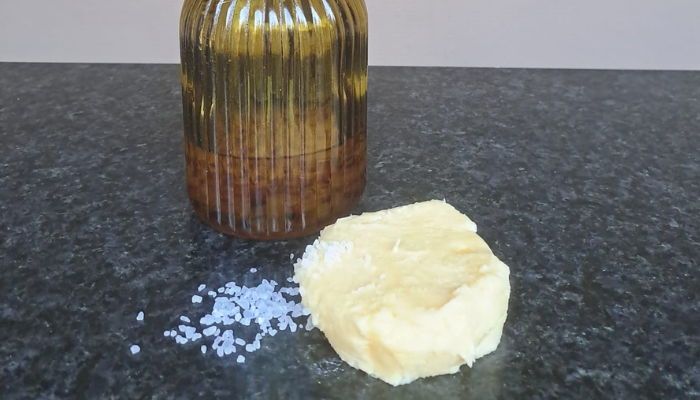 Koud gerookte roomboter op een Green Egg, geserveerd op een houten plank