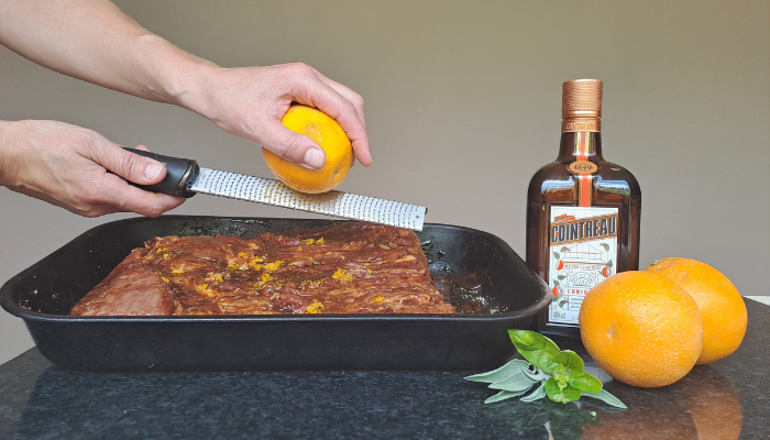 Ambachtelijk buikspek met sinaasappel, Cointreau en sirachakruiden, gemaakt door Yvonne van de Smaaksymfonie.