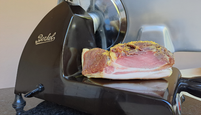 Ambachtelijke rauwe ham met een vleugje kerrie en kokos, gemaakt door Yvonne van de Smaaksymfonie.